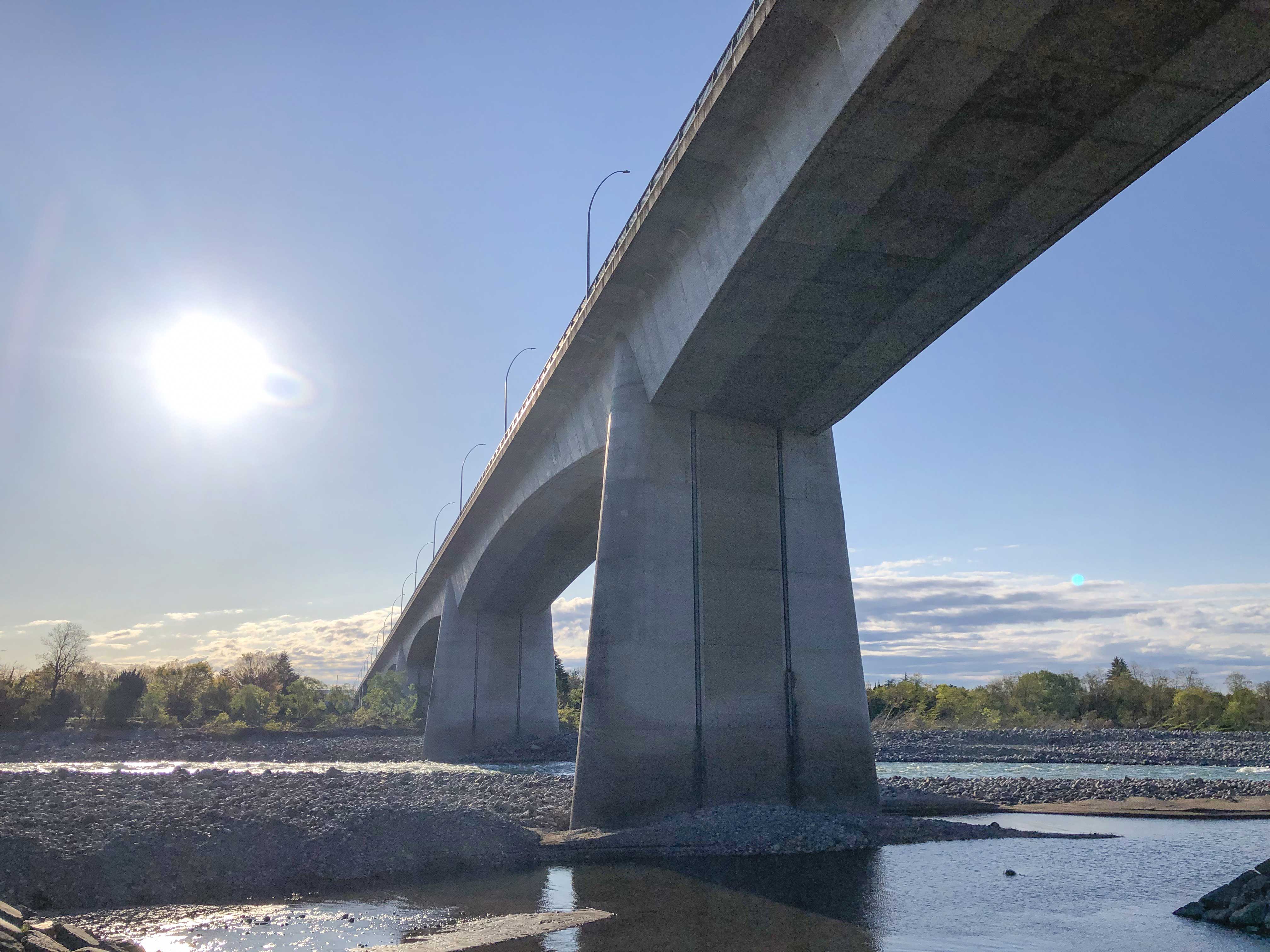 美しい現代的な橋の写真 - 未来の架け橋部門のイメージ。川の上にかかる優雅な橋の構造が見える風景